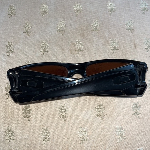 Oakley sunglasses Fuel Cell excellent shape Black frame Brown lenses - Picture 4 of 7